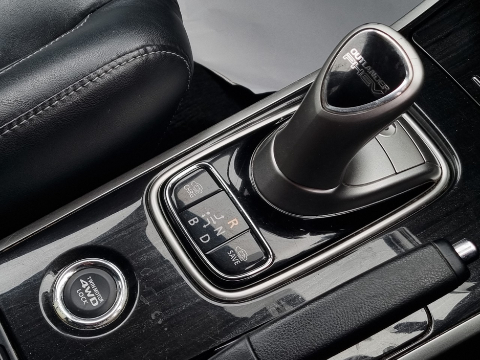 2016 Mitsubishi Outlander - image 25