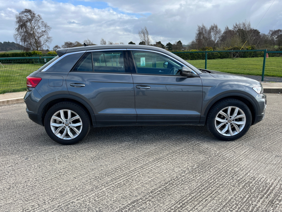 2021 Volkswagen T-Roc - image 3