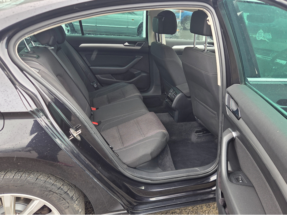 2017 Volkswagen Passat - image 6