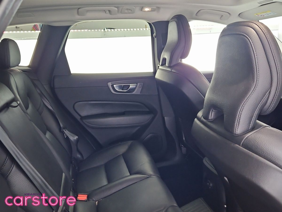 2022 Volvo XC60 - image 10
