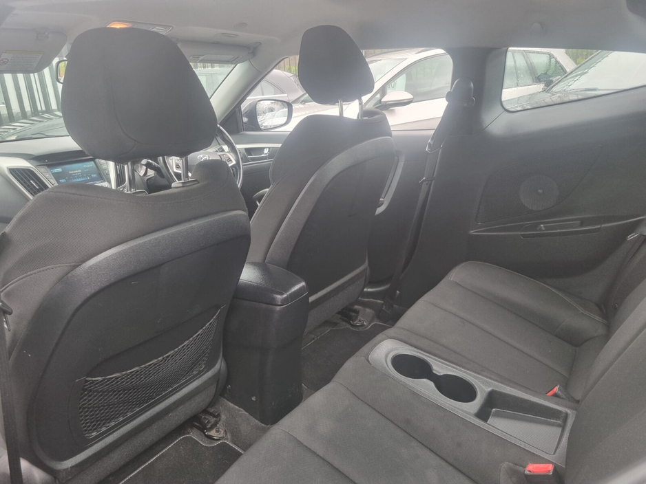 2013 Hyundai Veloster - image 11
