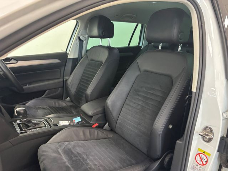 2020 Volkswagen Passat - image 13