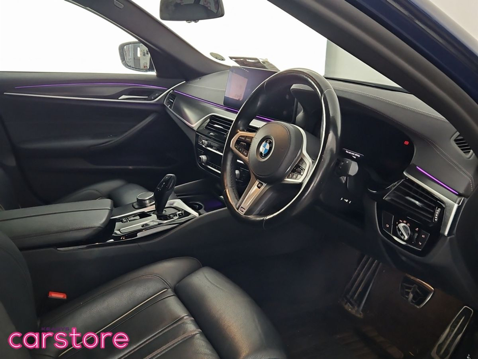 2021 BMW 5 Series - image 9