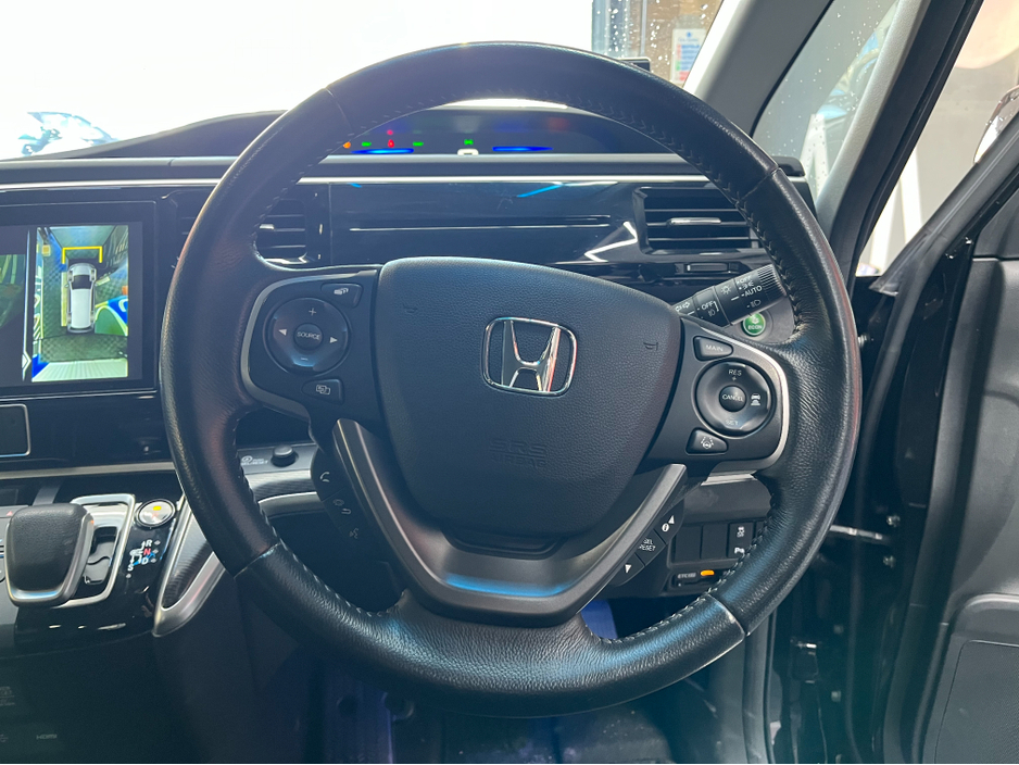 2020 Honda Stepwagon - image 9