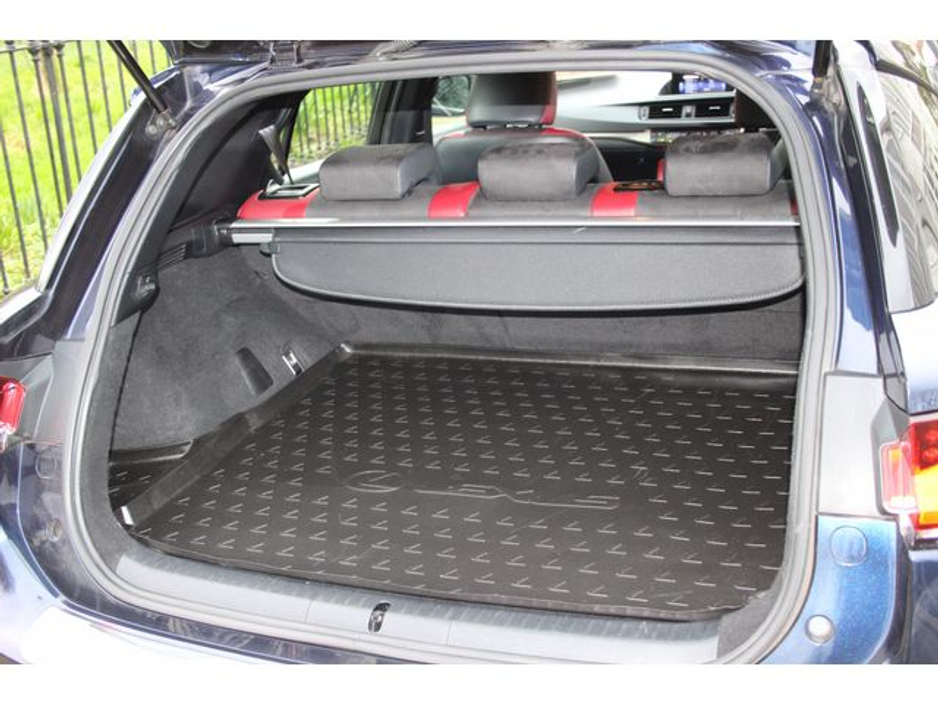 2019 Lexus CT 200 h - image 4