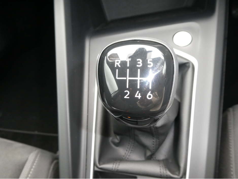 2022 Volkswagen Golf - image 37