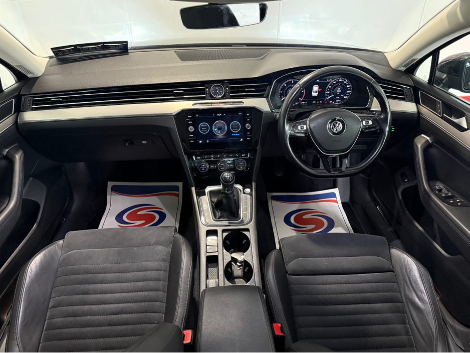 2019 Volkswagen Passat - image 3