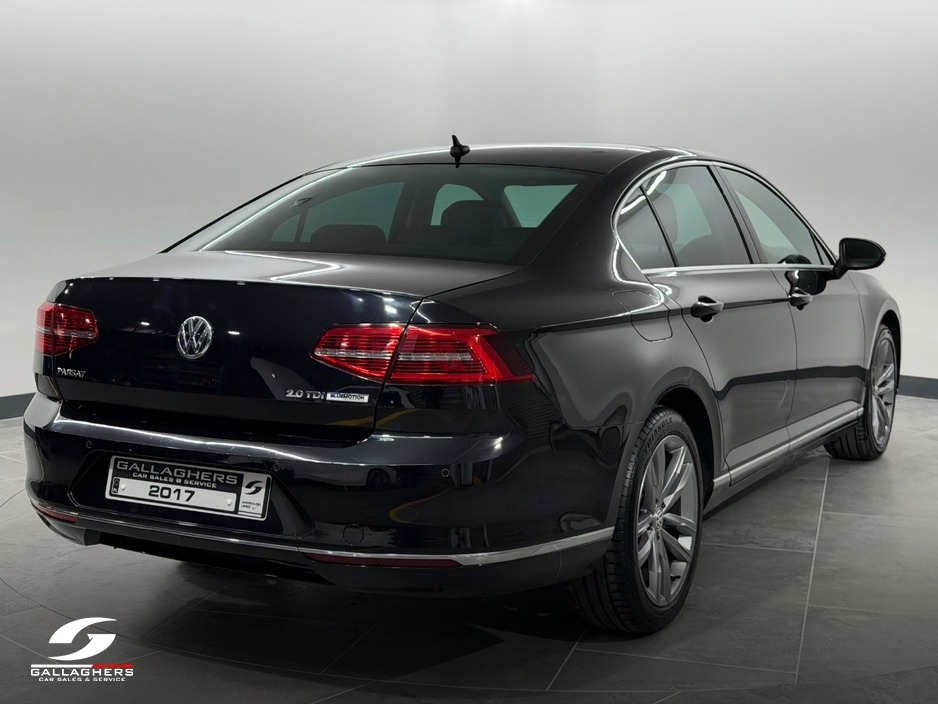 2017 Volkswagen Passat - image 4