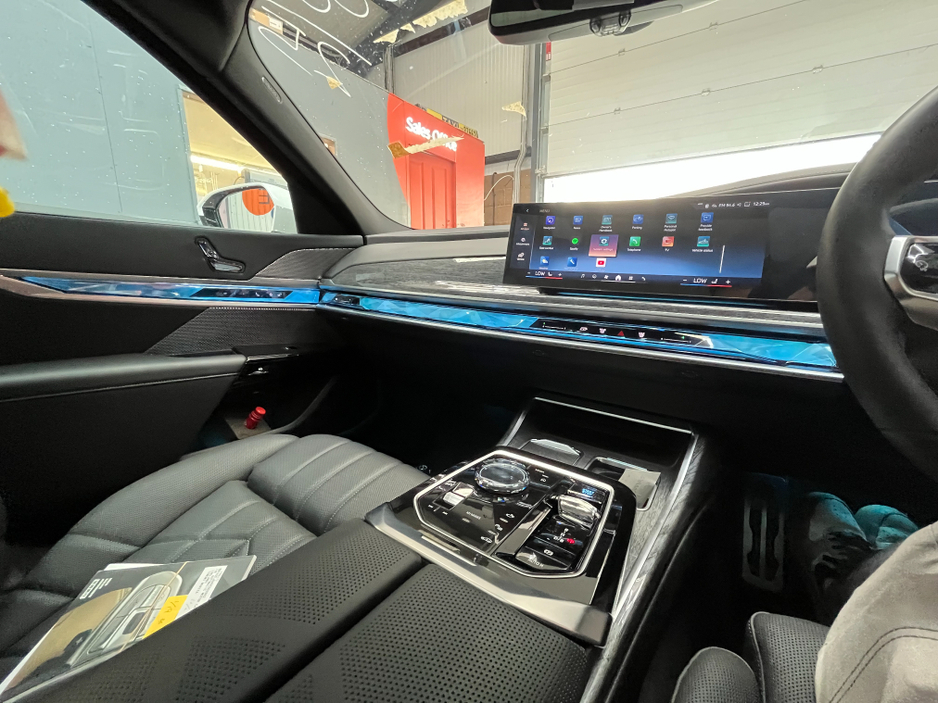 2025 BMW i7 - image 33