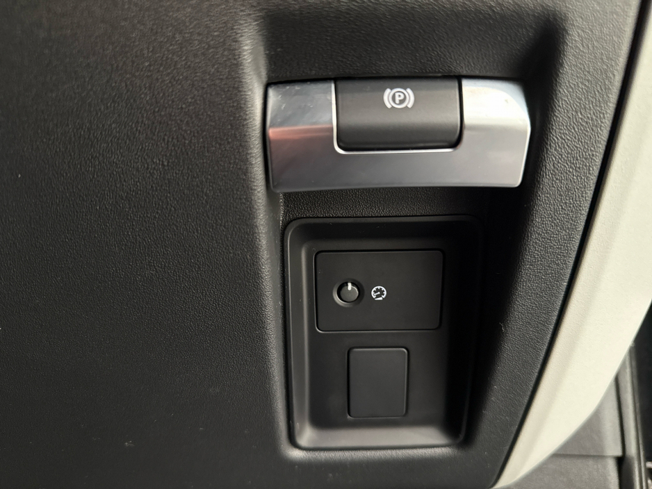 2021 Land Rover Defender - image 26