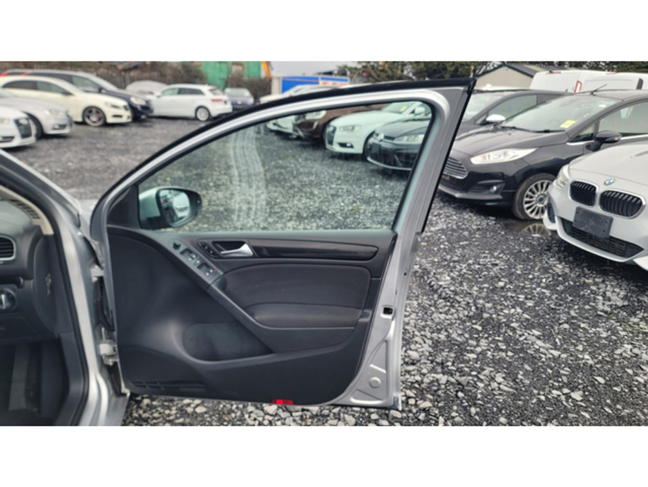 2012 Volkswagen Golf - image 9