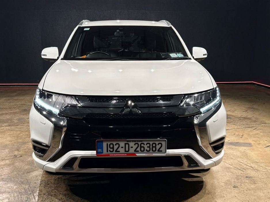 2019 Mitsubishi Outlander 2.4 AUTOMATIC HYBRID - ALLOY WHEELS - ELECTRIC SEATS - HEATED SEATS - HEATED STEERING WHEEL - HEATING / AC CONTROLS - REVERSE CAMERA - MULTI FUNCTION €21,950