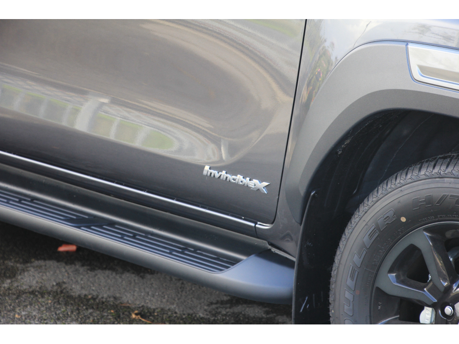 2025 Toyota Hilux Invincible X * Roll cover and bars inc €66,358