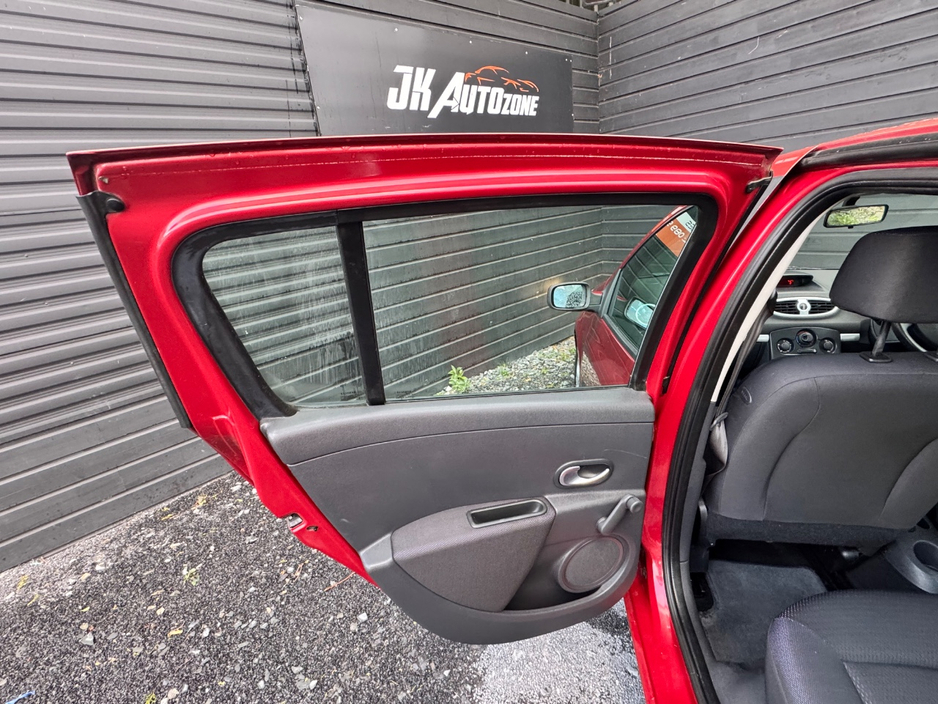 2007 Renault Clio - image 14