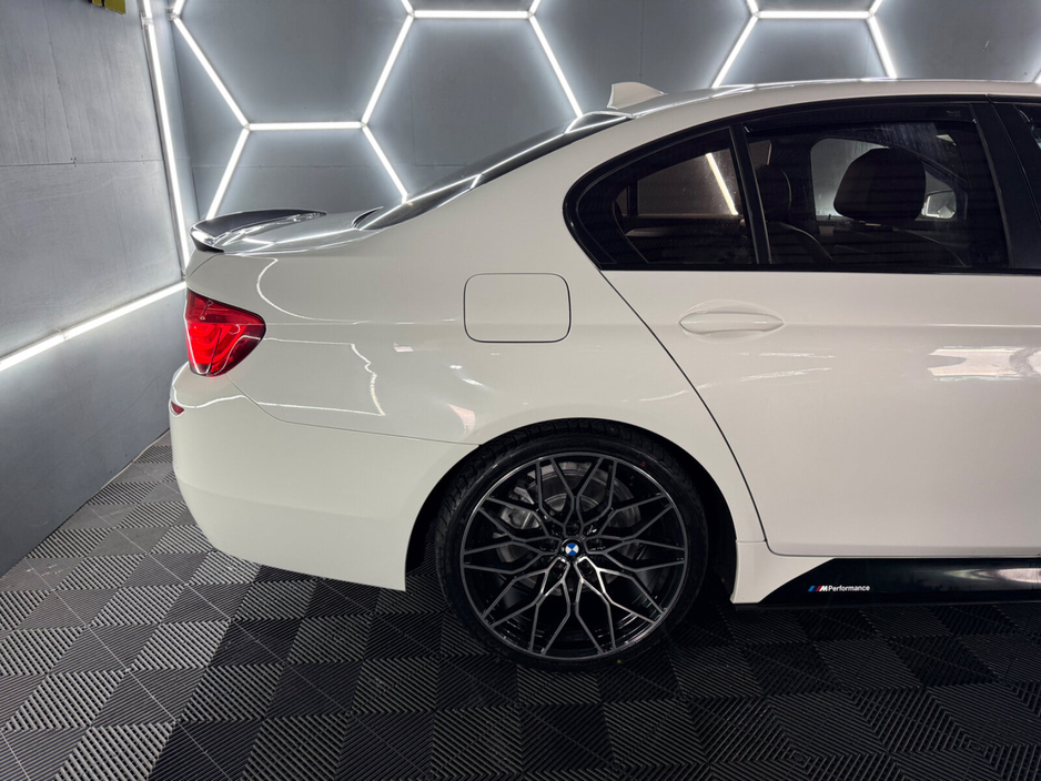 2016 BMW 5 Series - image 7