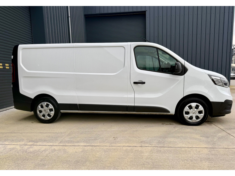 2024 Renault Trafic - image 3