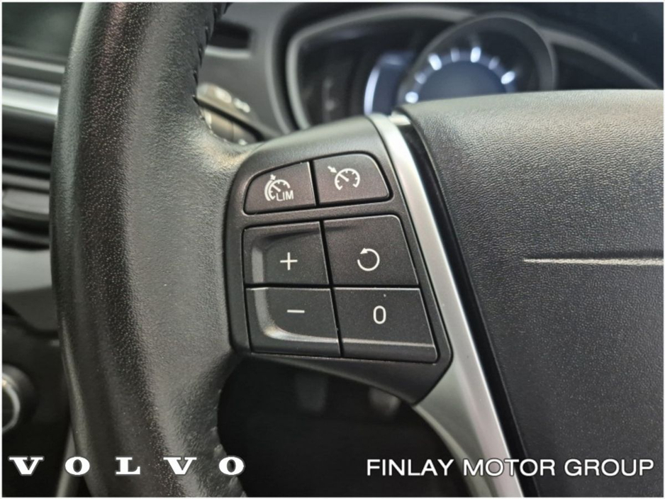 2019 Volvo V40 - image 12