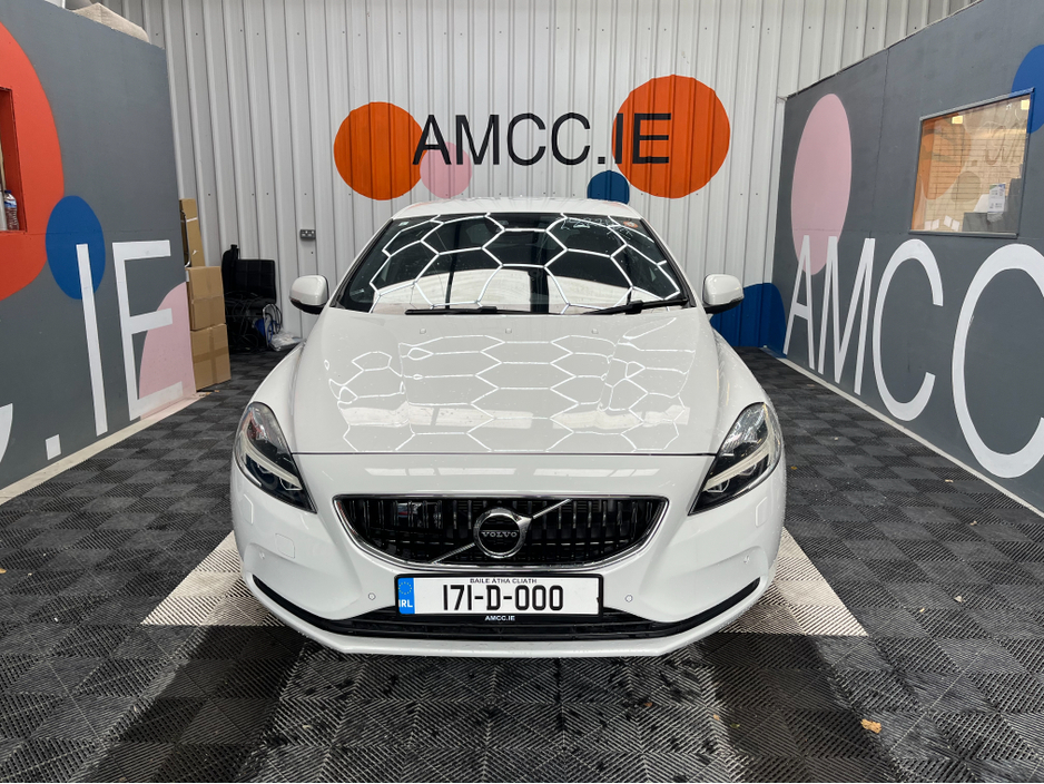 2017 Volvo V40 - image 6