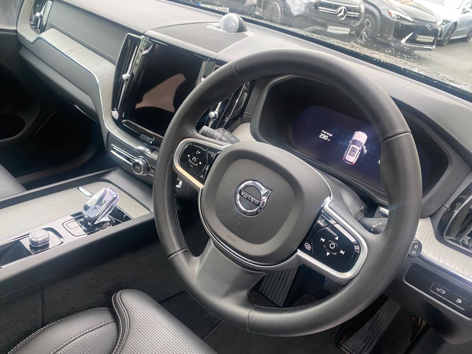 2025 Volvo XC60 - image 13