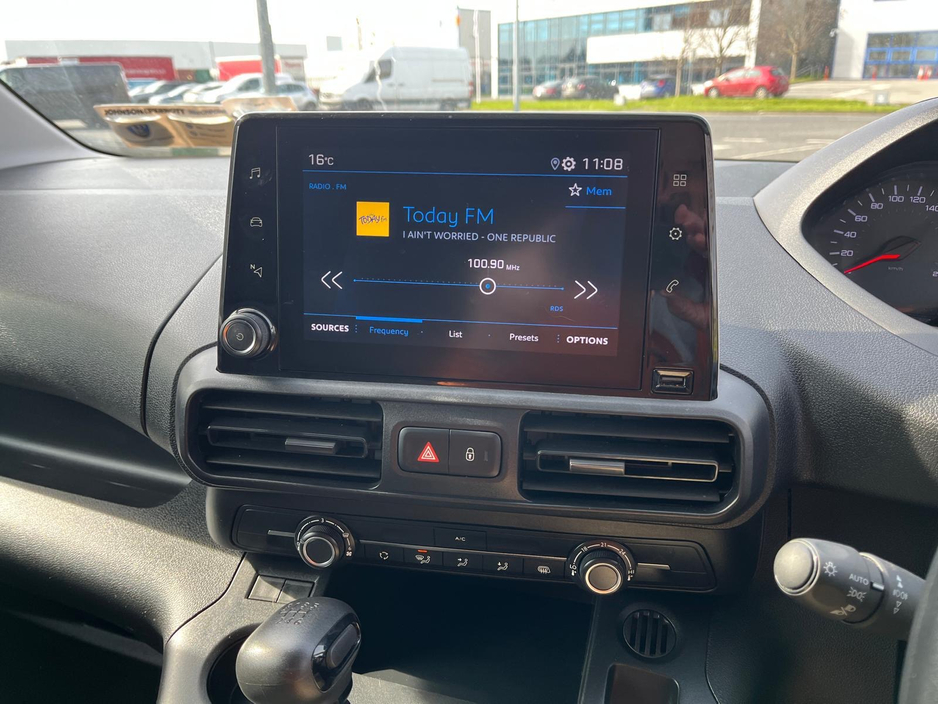 2023 Peugeot Partner - image 4