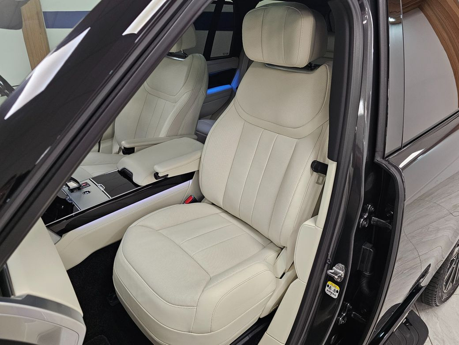 2025 Land Rover Range Rover - image 25