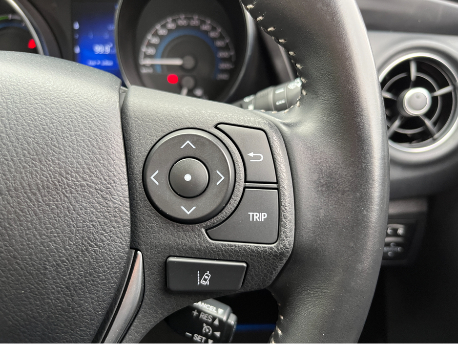 2016 Toyota Auris - image 23