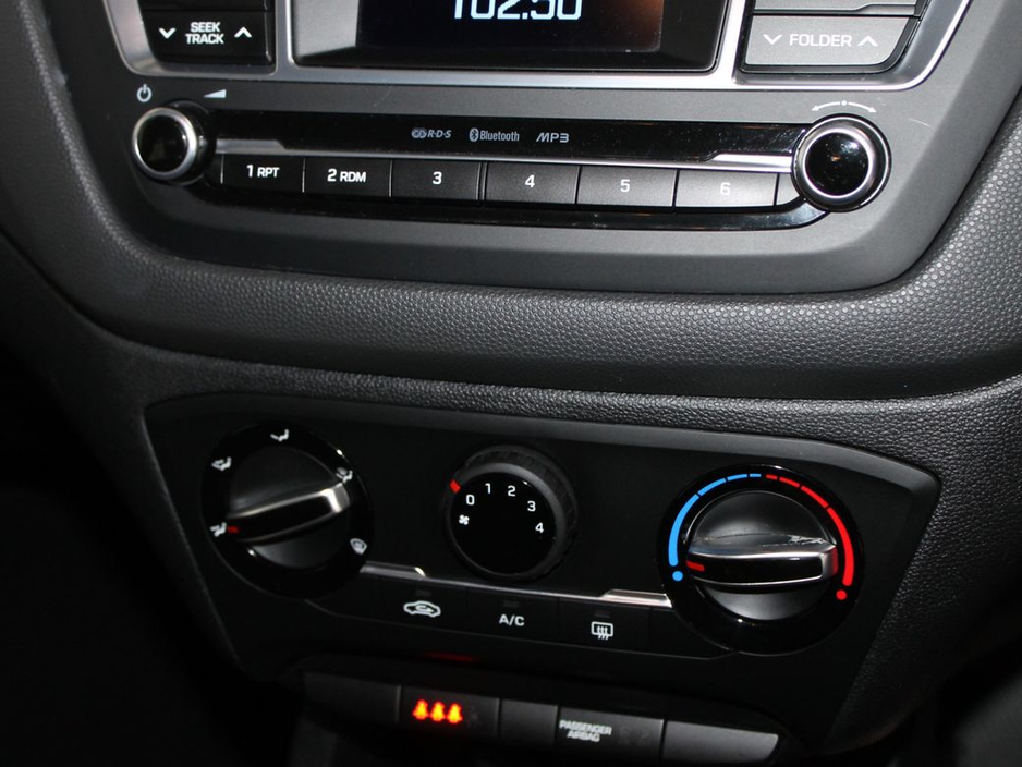 2015 Hyundai i20 - image 18