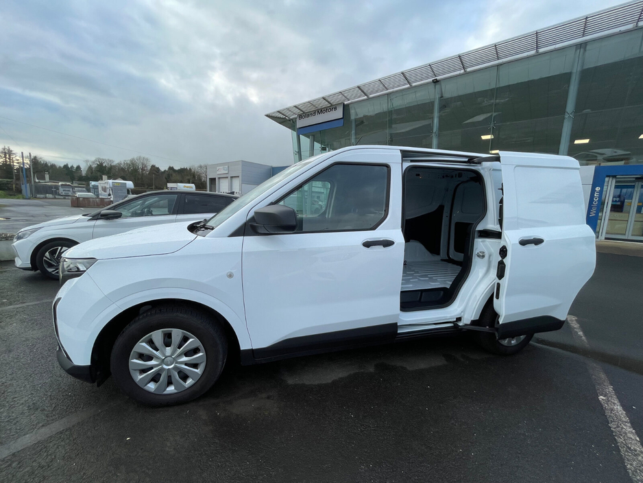 2025 Ford Courier - image 7