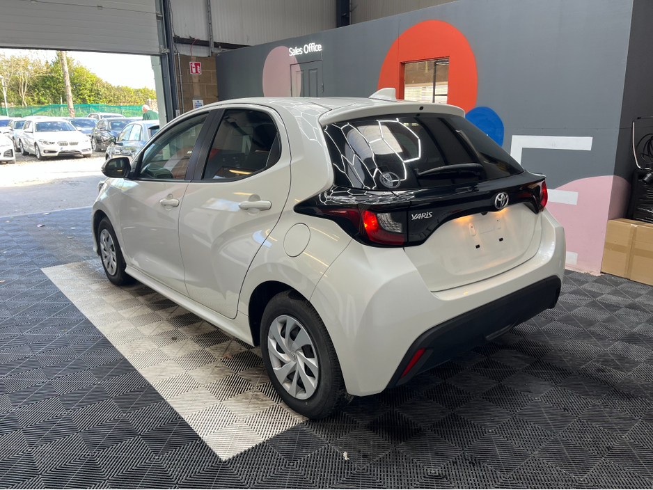 2022 Toyota Yaris - image 4