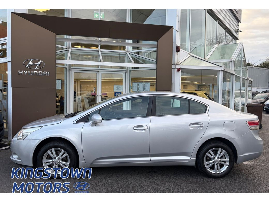 2010 Toyota Avensis - image 3