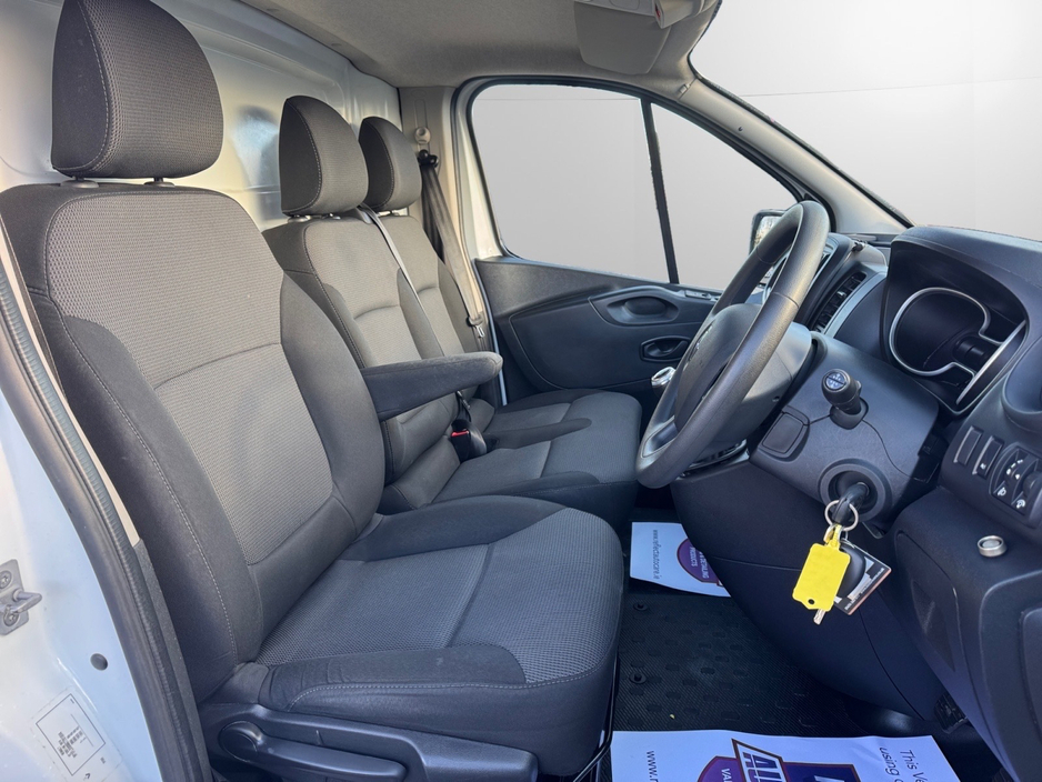 2021 Renault Trafic - image 13
