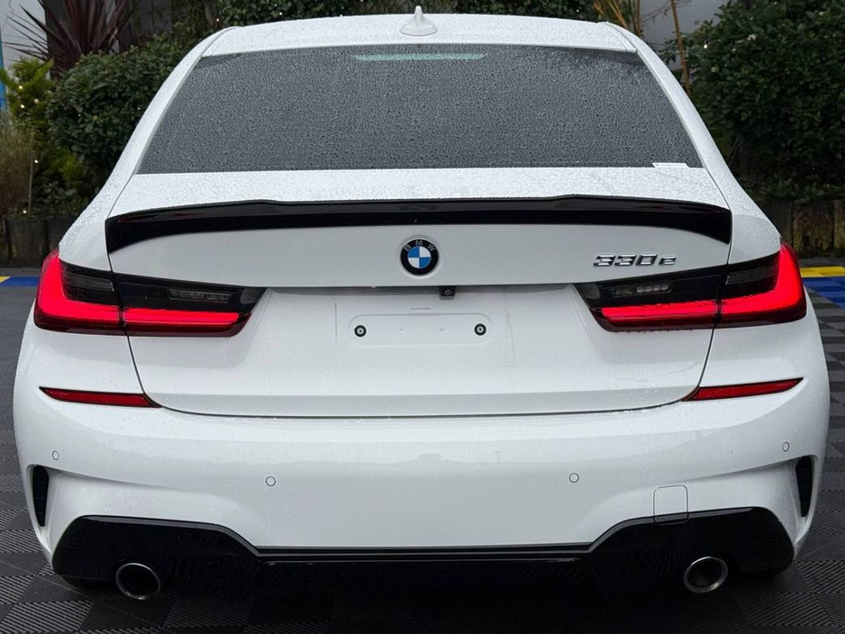 2021 BMW 3 Series - image 18