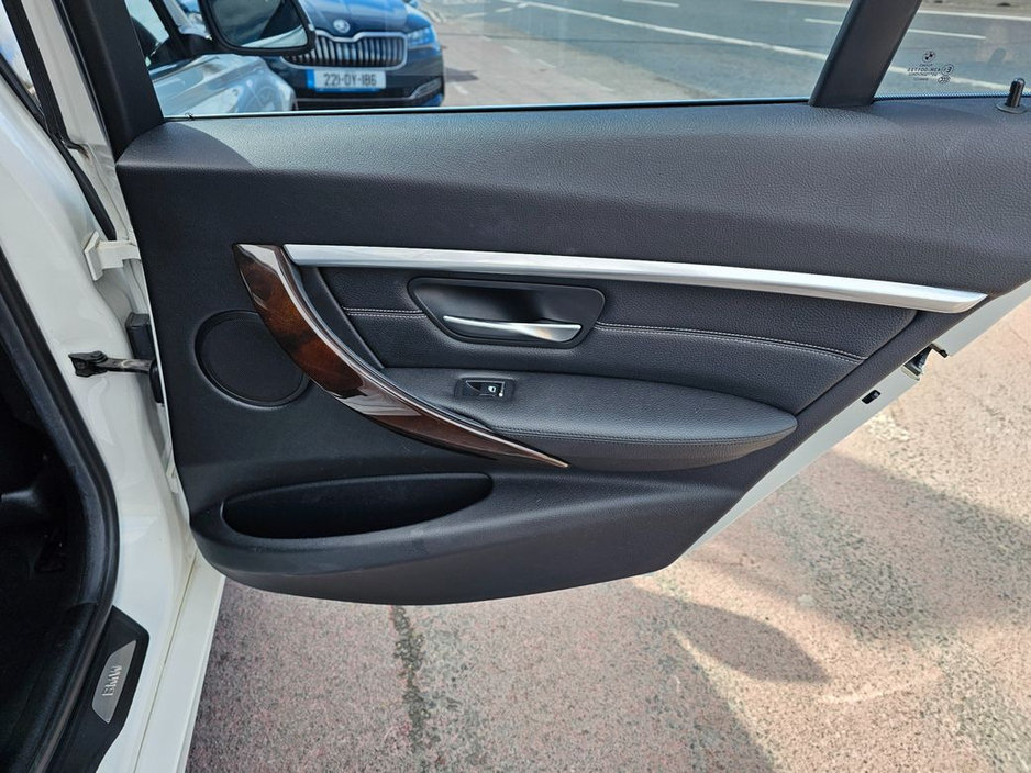 2016 BMW 3 Series - image 19