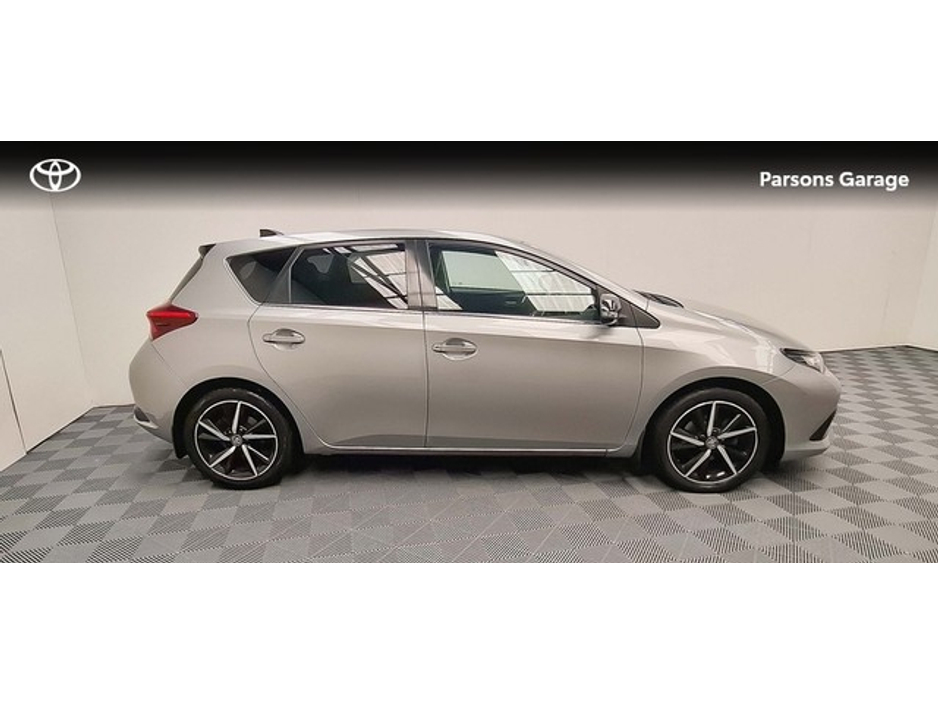 2018 Toyota Auris - image 2