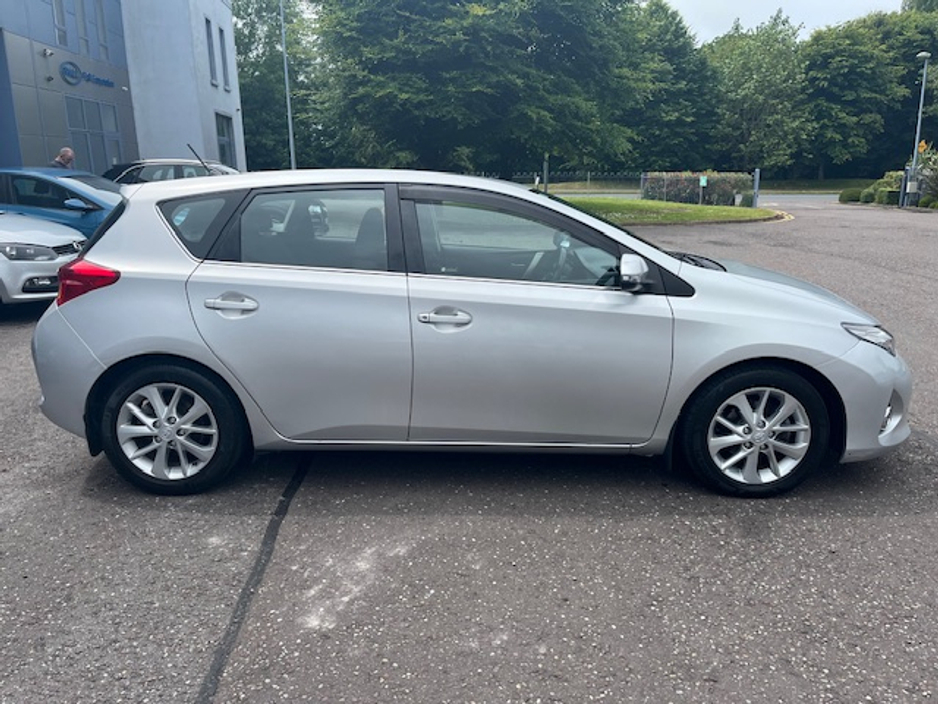 2013 Toyota Auris - image 8