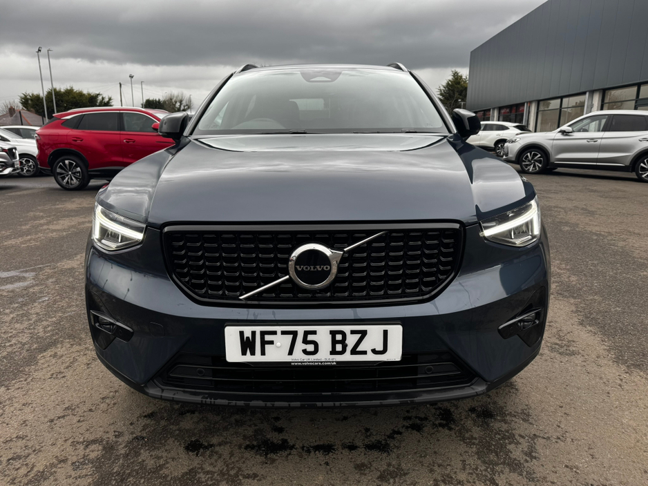 2025 Volvo XC40 - image 7