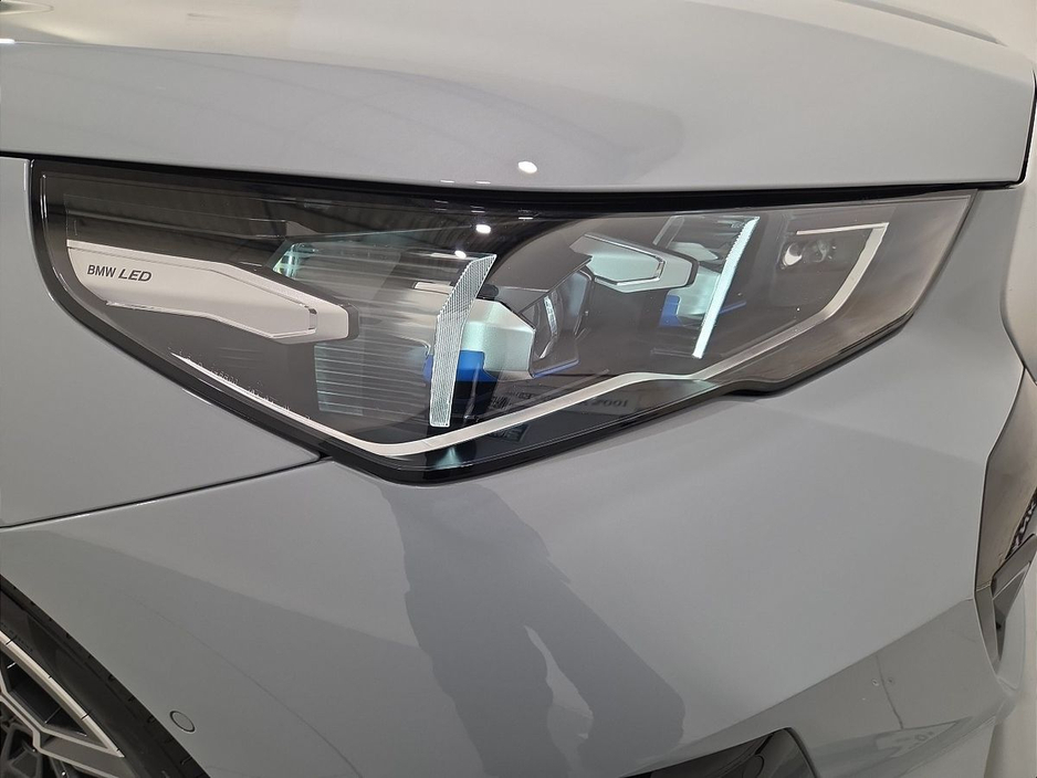 2025 BMW 5 Series - image 21