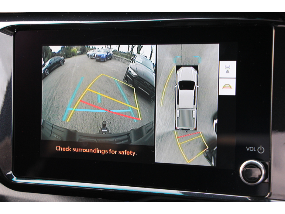 2025 Toyota Hilux Invincible X * Roll cover and bars inc €66,358