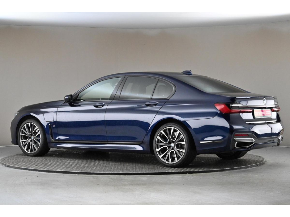 2020 BMW 7 Series - image 6