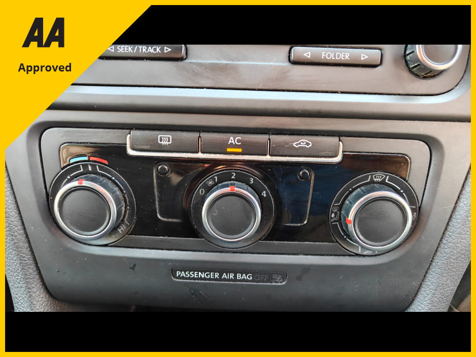 2012 Volkswagen Golf - image 24