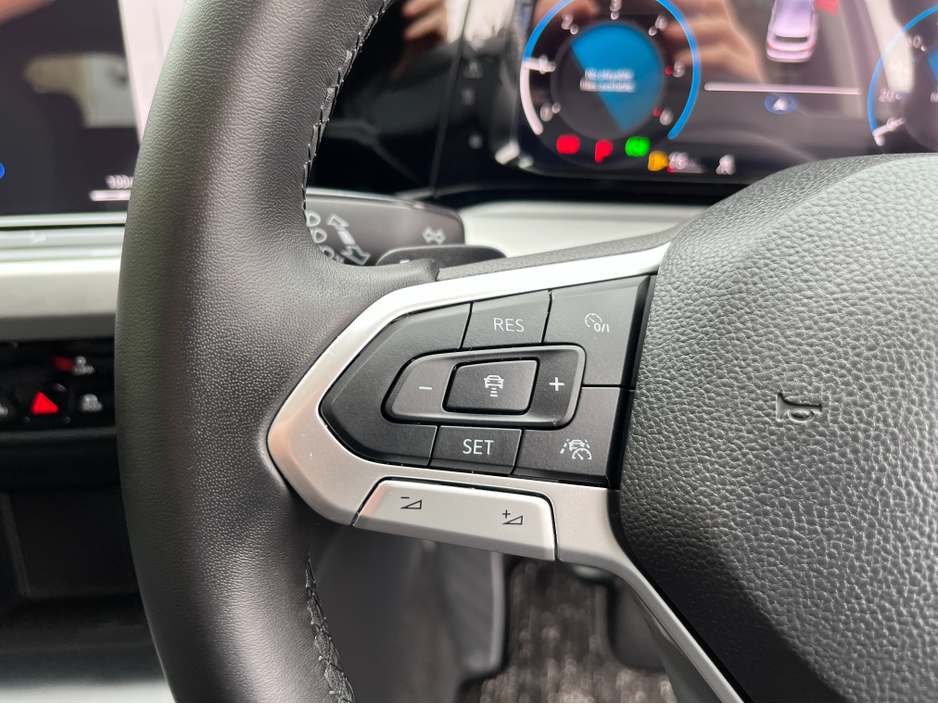 2022 Volkswagen Golf - image 21