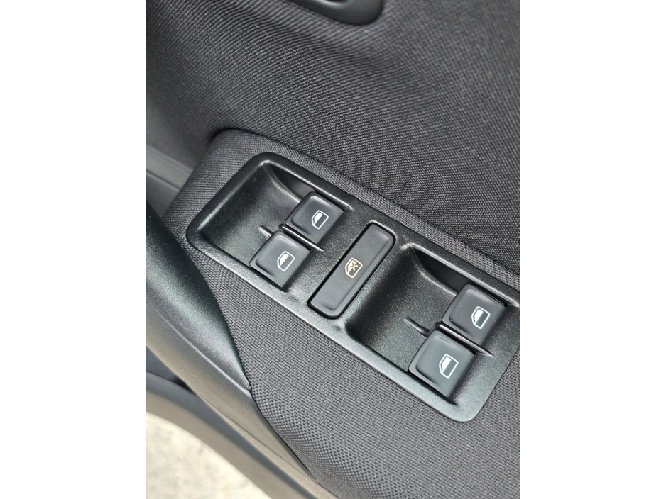 2016 Volkswagen Polo - image 9