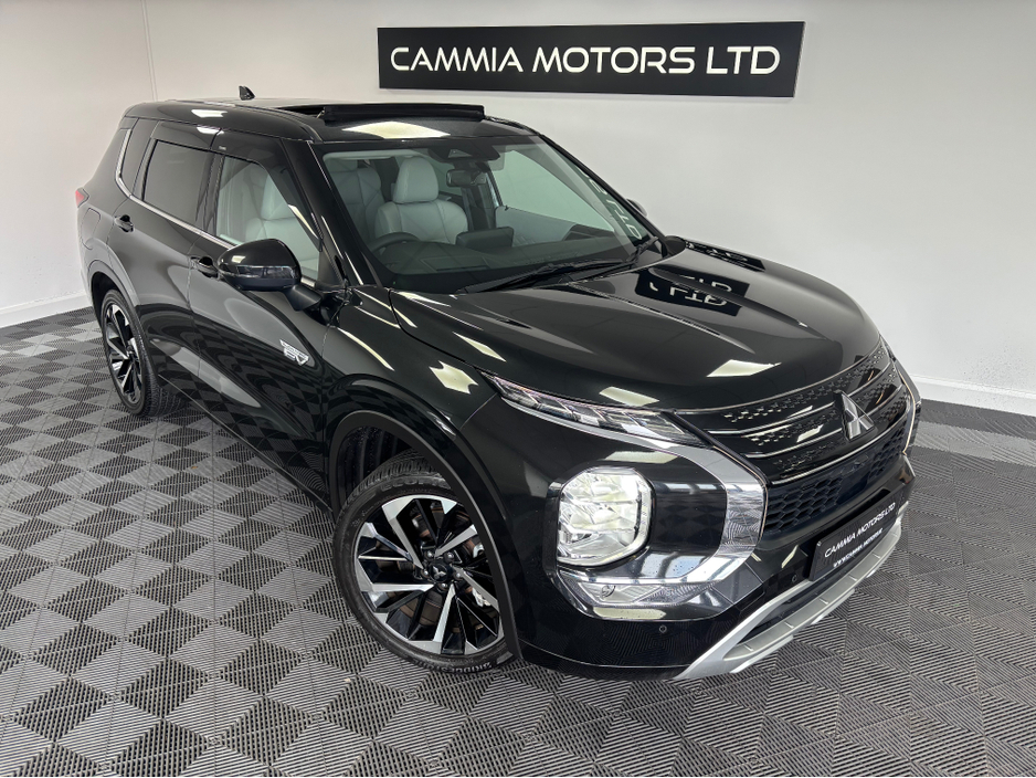 2022 Mitsubishi Outlander - image 3