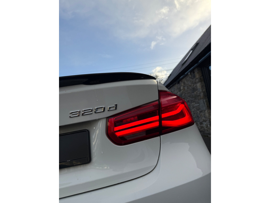 2017 BMW 3 Series - image 8