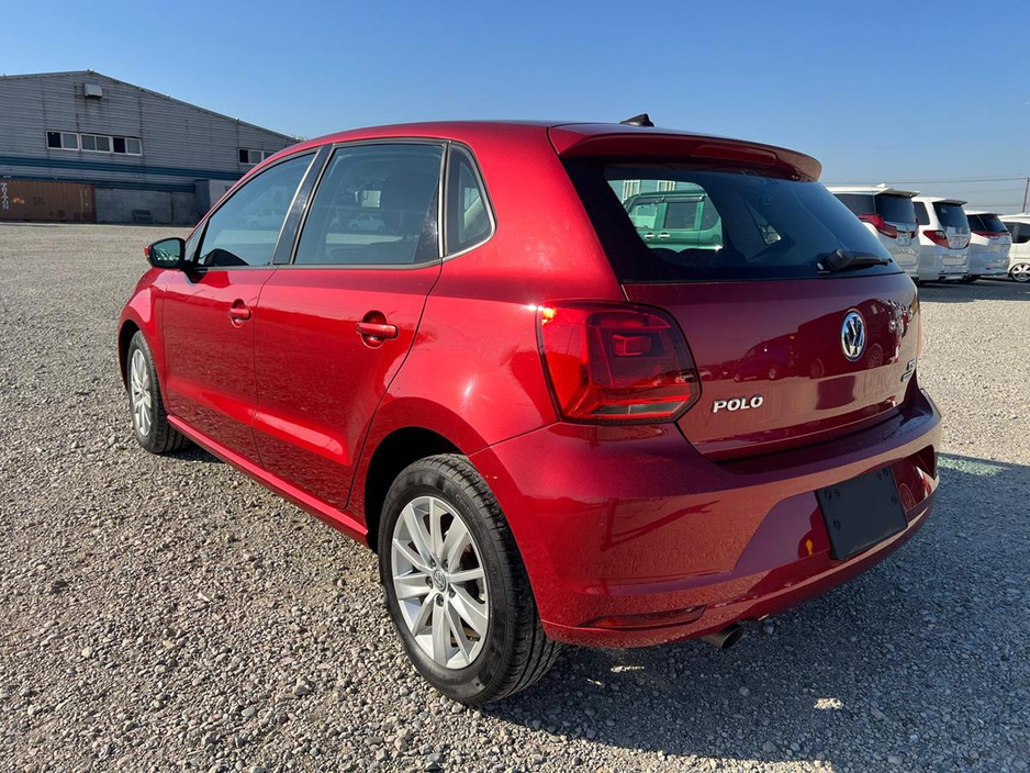2015 Volkswagen Polo - image 4