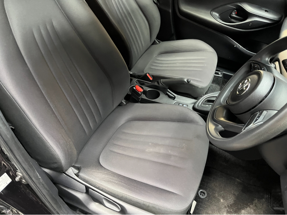 2020 Toyota Yaris - image 9