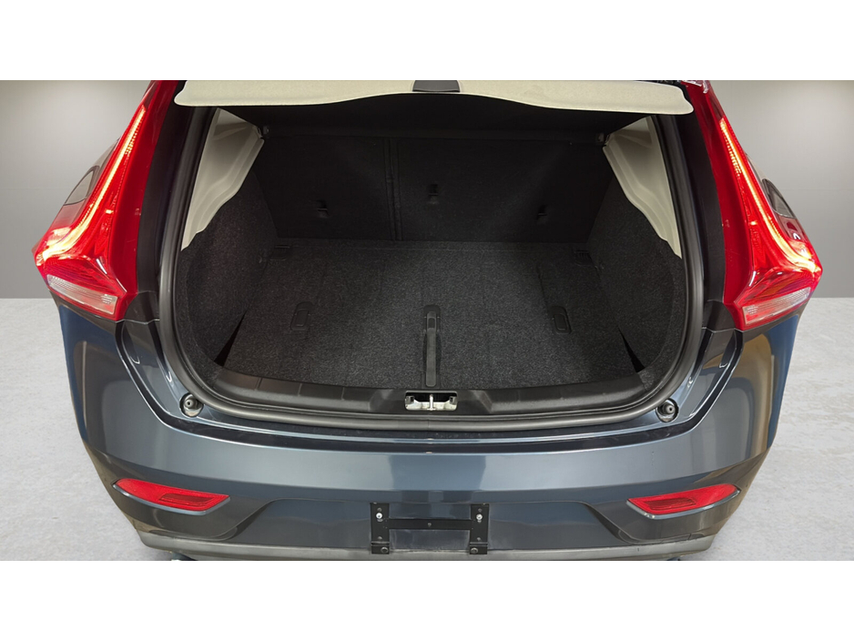 2017 Volvo V40 - image 5