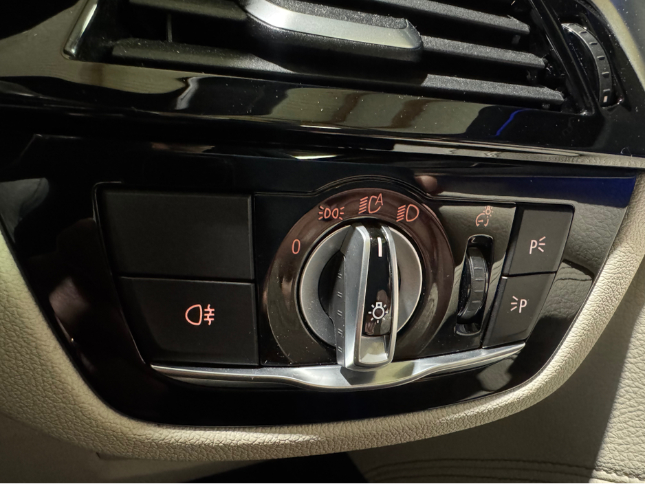 2022 BMW 5 Series - image 28