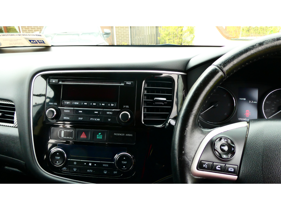 2015 Mitsubishi Outlander - image 10