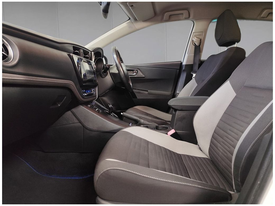 2016 Toyota Auris - image 4